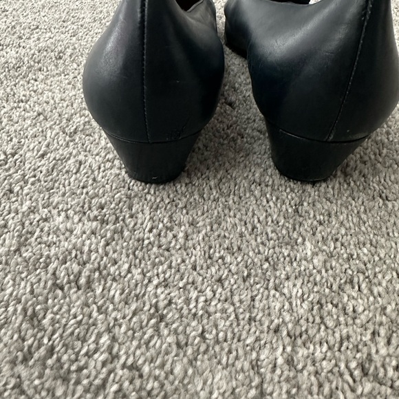 Salvatore Ferragamo Boutique Leather  Pumps Navy Low Heel 9.5 B - Picture 5 of 7